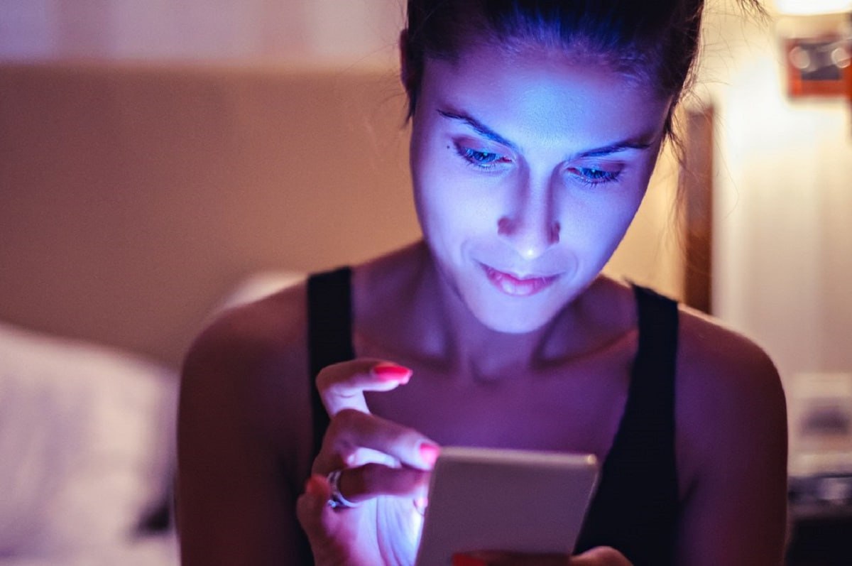 Sinine valgus telefoni ekraanilt: kasu ja kahju